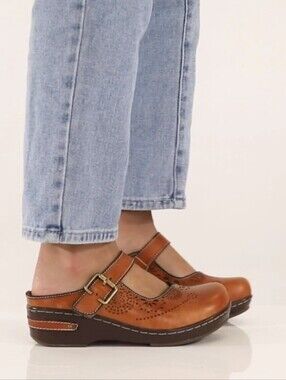 7.5/8 Spring Step L' Artiste Genuine Leather Laser Cut Detail Aneria Clogs